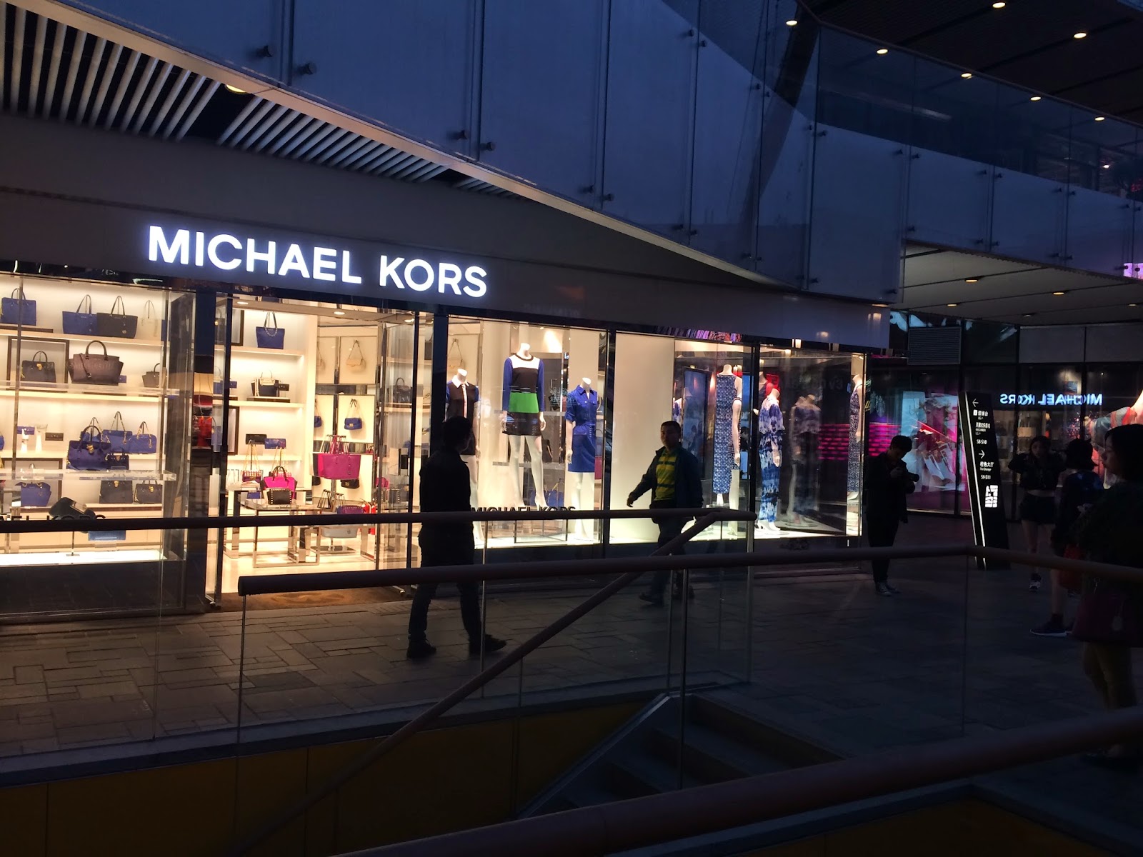 业绩输给老对头，三里屯旗舰店也关了，Michael Kors正被中国顾客抛弃插图