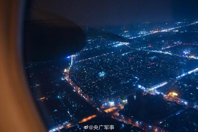 鹰击夜空！飞行学员进行夜间编组单飞训练插图5