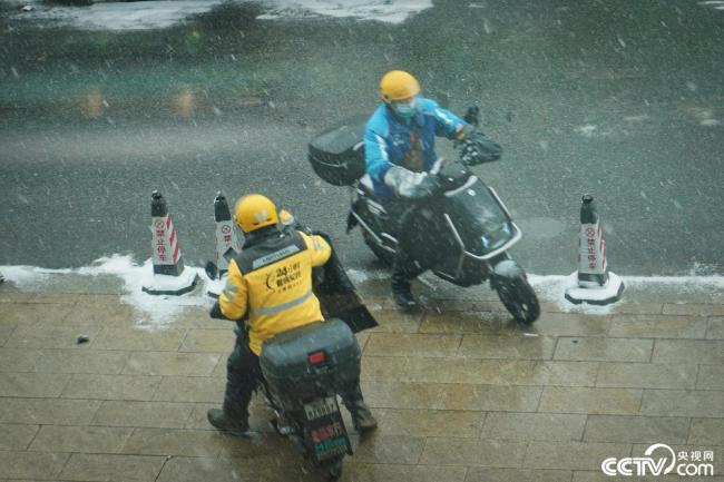 北京迎来大范围强降雪 市民雪中出行插图3