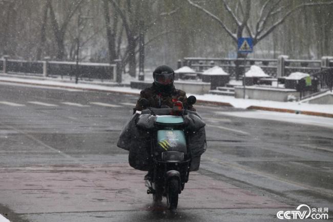 北京迎来大范围强降雪 市民雪中出行插图2