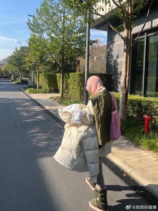 寒流来袭 来看看周雨彤欧阳娜娜是怎么选羽绒服的插图1