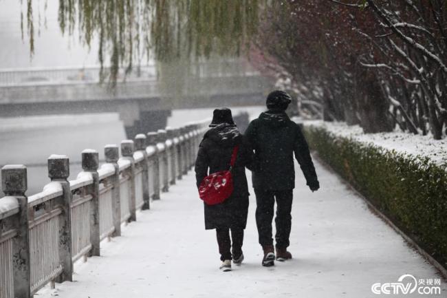 北京迎来大范围强降雪 市民雪中出行插图1