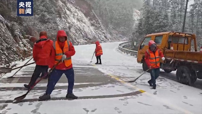 广西多条路段结冰积雪 公路部门全力抗冰保畅通插图