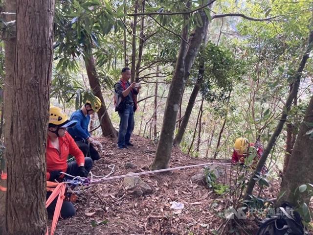 台军一特种兵休假打猎坠崖，寻获已无生命迹象插图