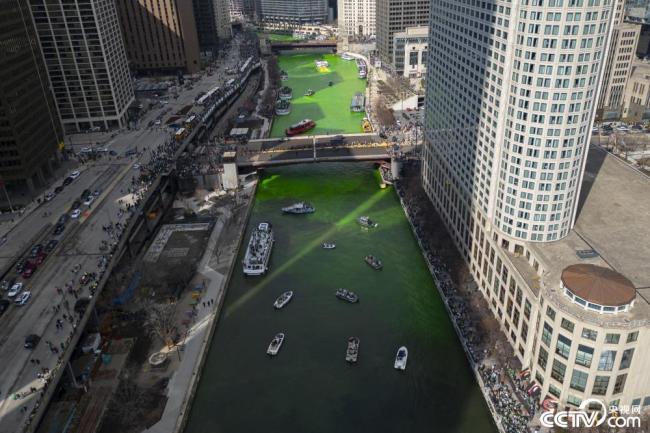 美国芝加哥河被染成绿色插图