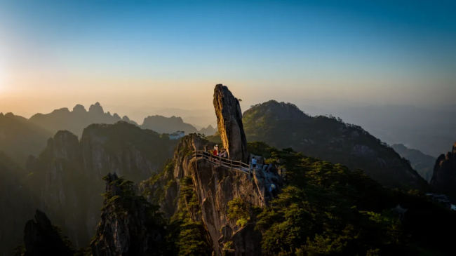 景点临时关闭！黄山飞来石遭雷击 13名游客受伤插图