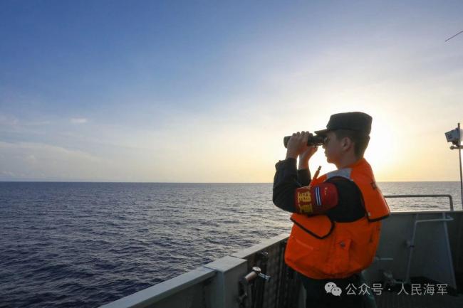 直击现场！中国海军完成两艘外籍船舶护航任务插图1