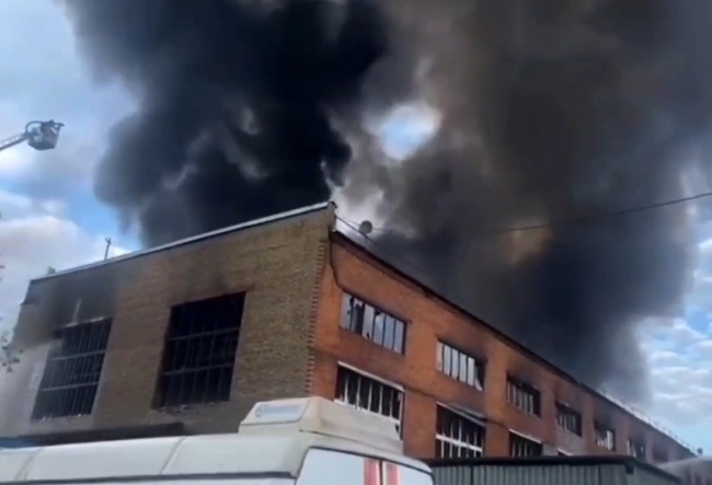 俄罗斯一仓库发生火灾 过火面积超4000平方米插图
