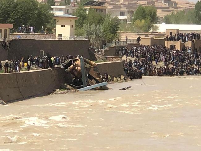 阿富汗一军用直升机坠毁 致1死12伤插图