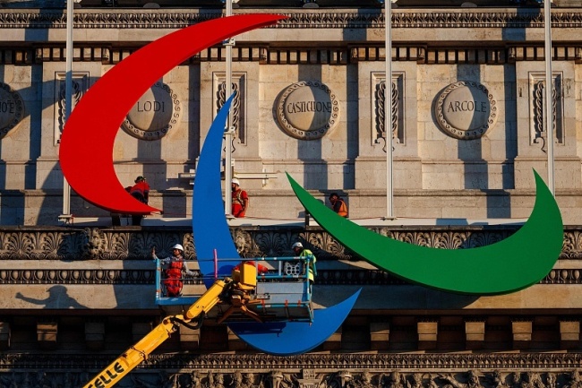历史首次 巴黎在奥运会开幕前展示巨型残奥会标志插图1