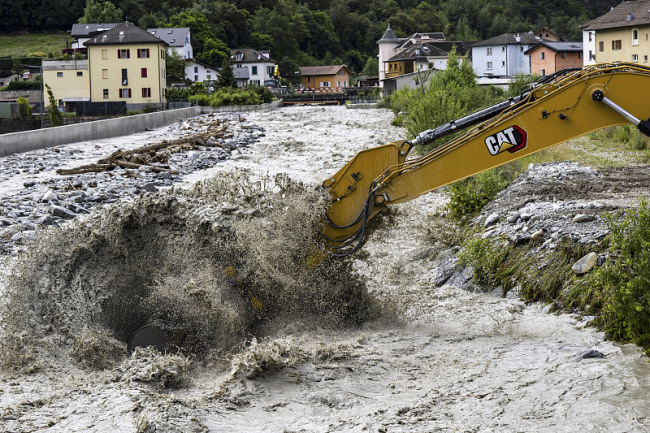 瑞士30年一遇暴雨引发洪水 3人失踪插图