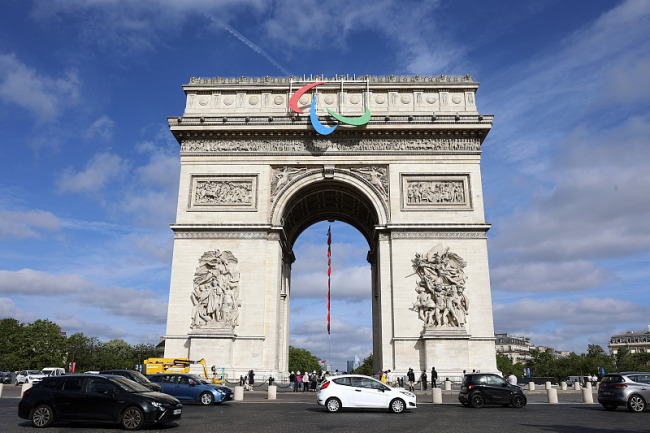 历史首次 巴黎在奥运会开幕前展示巨型残奥会标志插图