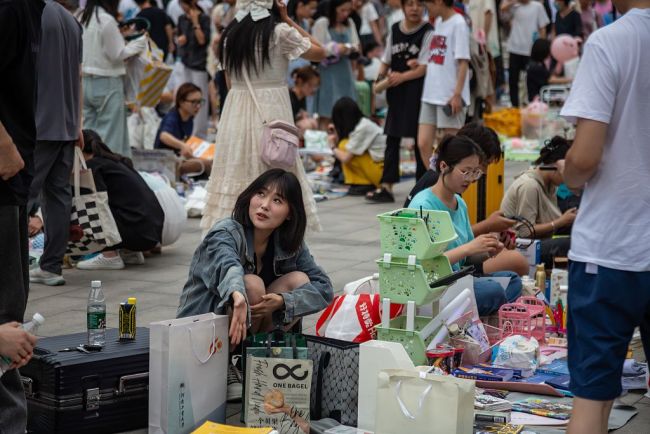 高校毕业季跳蚤市场火热 地摊烟火与青春气息并存插图