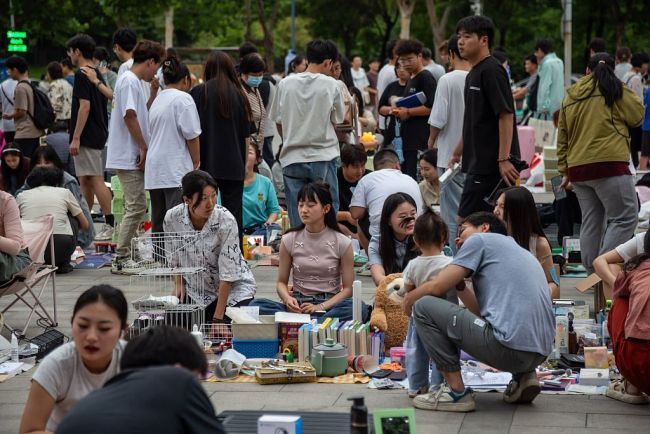 高校毕业季跳蚤市场火热 地摊烟火与青春气息并存插图1