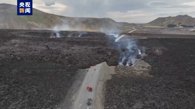 冰岛火山熔岩流吞没道路 缓慢流向城镇插图