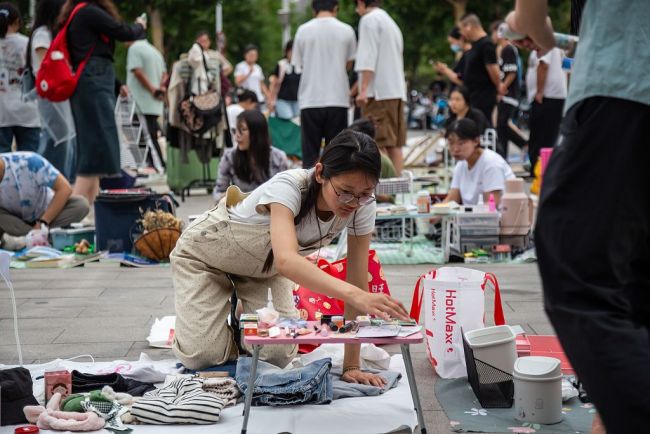 高校毕业季跳蚤市场火热 地摊烟火与青春气息并存插图2