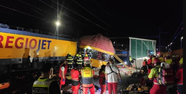 捷克火车相撞事故已致4人死亡 20余人受伤插图