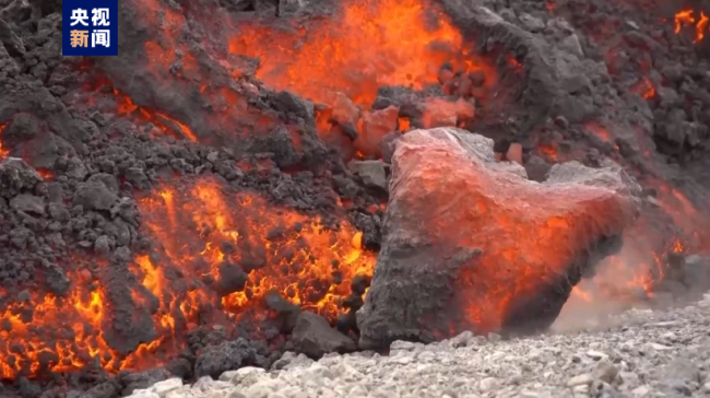 冰岛火山熔岩流吞没道路 缓慢流向城镇插图1