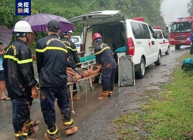 越南一客车因山体滑坡被掩埋 已致9死4伤插图