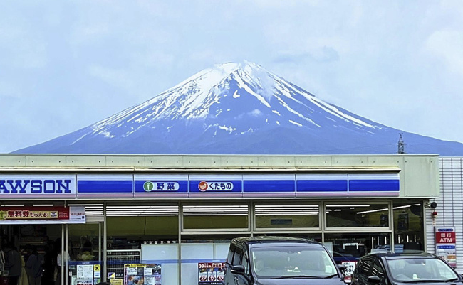 不堪游人破坏社会秩序 日本小镇拉网遮挡富士山景插图1