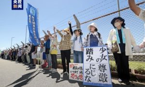 日本民众举行抗议 反对美军基地搬迁和性暴力事件缩略图
