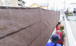 不堪游人破坏社会秩序 日本小镇拉网遮挡富士山景缩略图