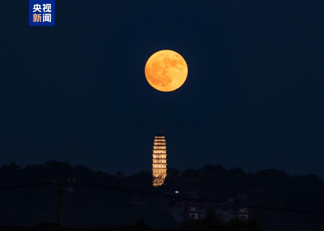 快看！今年首个“超级月亮”现身夜空插图