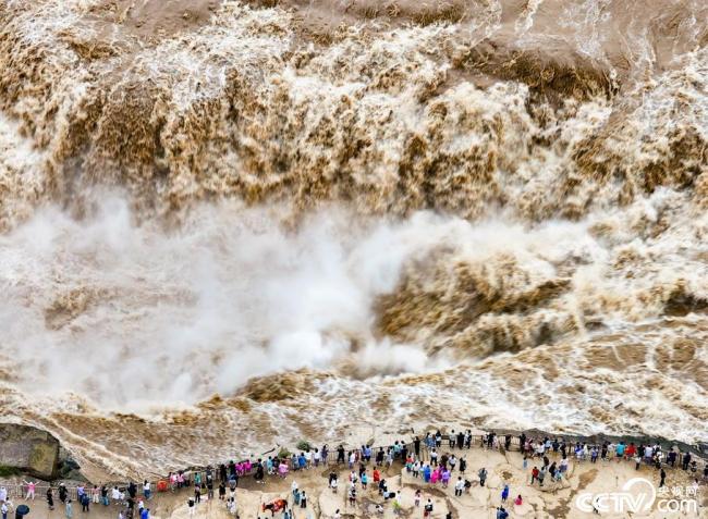 黄河壶口瀑布水量充沛 再现奔腾咆哮景象插图2