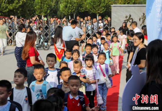 多彩开学季 河北衡水中小学“花式”迎新生插图