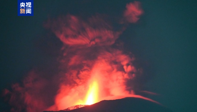 印尼伊布火山发生喷发 灰柱达3000米插图