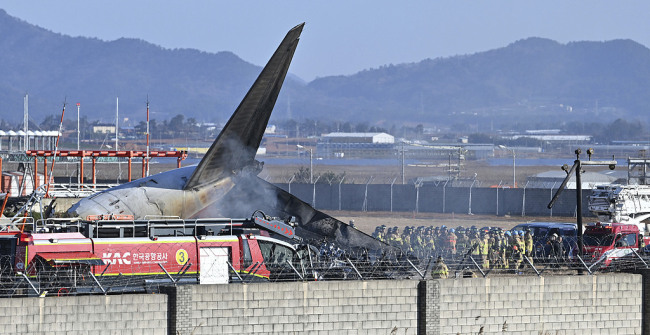 韩国客机碰撞起火事故已致58人死亡插图