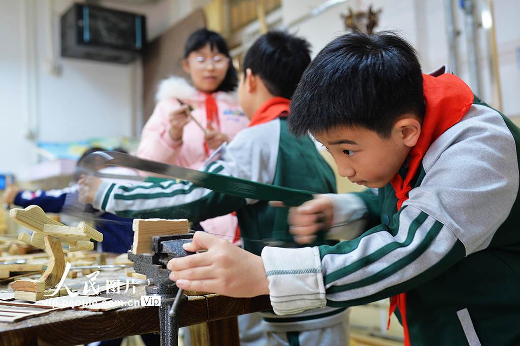 山东青岛：“木工课堂”学技能插图