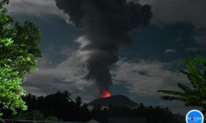 印尼伊布火山发生喷发 火山灰柱达4000米缩略图