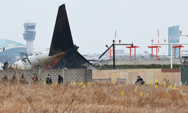 韩国坠毁客机的飞行数据记录器将交由美国分析插图